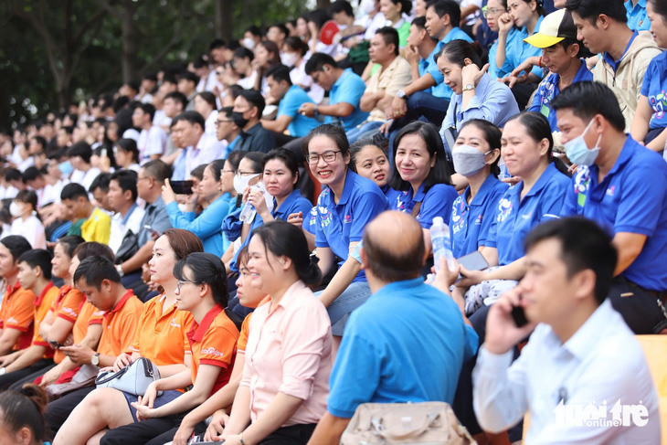 Sắc màu bóng đá công nhân, viên chức trên khán đài  - Ảnh 7.